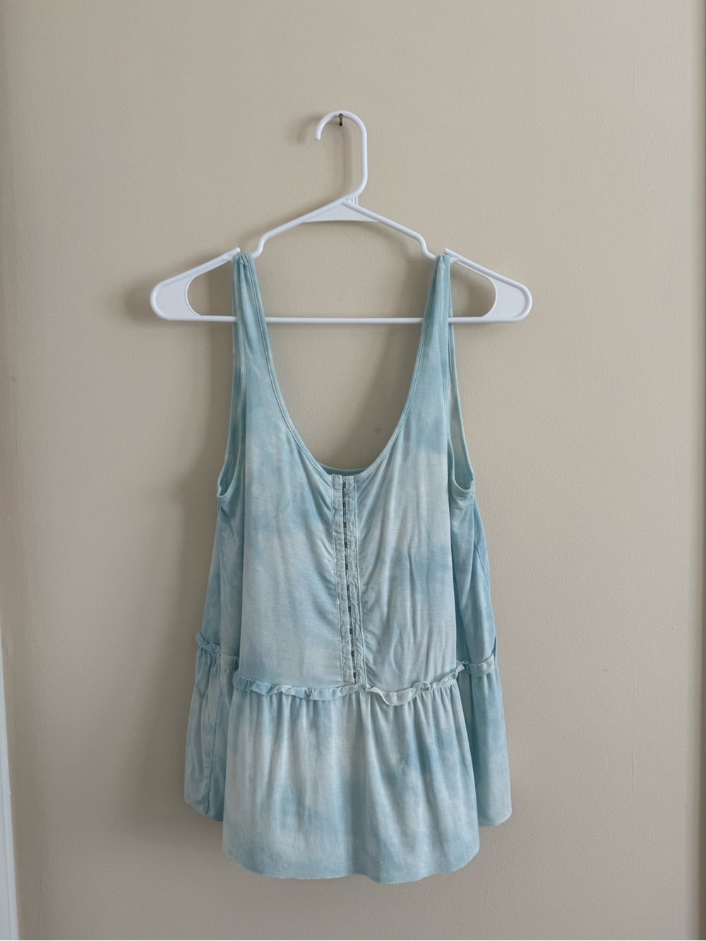 American Eagle Blue Tie Dye
Peplum Tank Top Women’s Medium-Cute summer flowy top